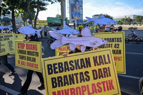 Aktivis Ecoton mengenakan topeng ikan saat menggelar aksi memperingati Hari Lingkungan Hidup Sedunia di Surabaya, Jawa Timur, Jumat (5/6/2026)