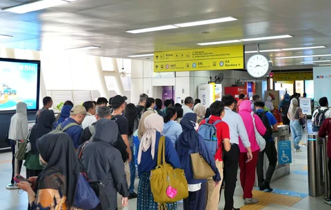 Calon penumpang antri memindai kartu uang elektronik sebelum menaiki kereta LRT Jakarta di Stasiun LRT Dukuh Atas, Jakarta, Jumat (05/06/2026