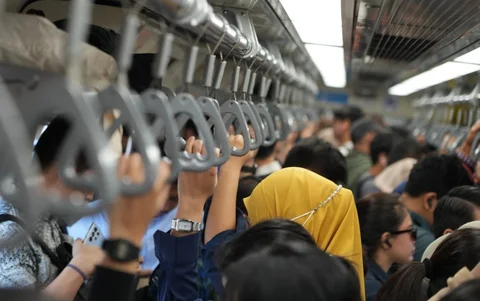Penumpang  kereta LRT Jakarta di Stasiun LRT Dukuh Atas, Jakarta, Jumat (05/06/2026