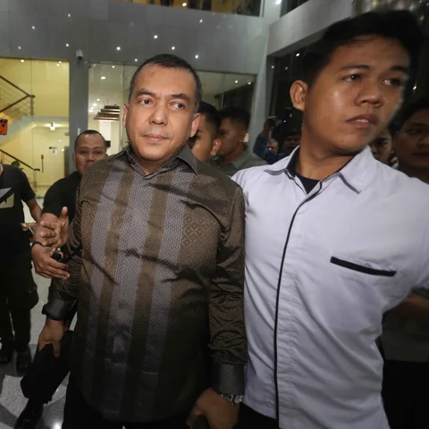 Wakil Menteri Imigrasi dan Pemasyarakatan, Silmy Karim (tengah) saat tiba di Gedung Merah Putih Komisi Pemberantasan Korupsi (KPK), Jakarta, Rabu (3/6/2026).
