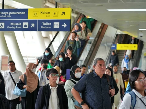 Penumpang usai  menaiki kereta LRT Jakarta di Stasiun LRT Dukuh Atas, Jakarta, Jumat (05/06/2026