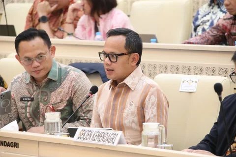 Wamendagri Bima Arya Sugiarto saat Rapat Dengar Pendapat dengan Komisi II DPR