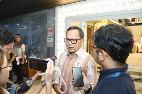 Wamendagri Bima Arya Sugiarto usai Rapat Dengar Pendapat dengan Komisi II DPR
