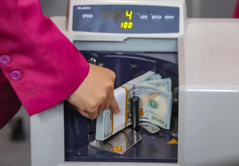 Karyawan menghitung mata uang Dolar AS di VIP Money Changer, Jakarta, Jumat (05/06/2026).
