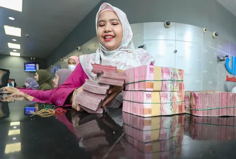 Karyawan menghitung mata uang Rupiah di VIP Money Changer, Jakarta, Jumat (05/06/2026).