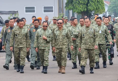 Wakil Kepala Staf Angkatan Udara (Wakasau) Marsdya TNI Tedi Rizalihadi didampingi Kepala Staf Komando Operasi Udara Nasional (Kaskoopsudnas) Marsda TNI Purwoko Aji Prabowo meninjau kesiapan Lanud R. Suryadi Suryadarma di Kalijati, Subang, Jawa Barat, Kamis (04/06/2026).