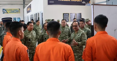 Wakil Kepala Staf Angkatan Udara (Wakasau) Marsdya TNI Tedi Rizalihadi meninjau kesiapan Lanud R. Suryadi Suryadarma di Kalijati, Subang, Jawa Barat, Kamis (04/06/2026).