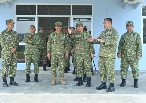 Wakil Kepala Staf Angkatan Udara (Wakasau) Marsdya TNI Tedi Rizalihadi didampingi Kepala Staf Komando Operasi Udara Nasional (Kaskoopsudnas) Marsda TNI Purwoko Aji Prabowo meninjau kesiapan Lanud R. Suryadi Suryadarma di Kalijati, Subang, Jawa Barat, Kamis (04/06/2026).