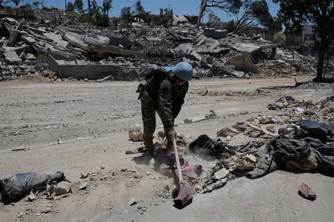 Pasukan penjaga perdamaian PBB asal Spanyol membersihkan jalan  di depan rumah yang hancur akibat bentrokan antara pejuang Hizbullah dan pasukan Israel di Desa Dibbine, Lebanon tenggara, Jumat (5/6/2026).