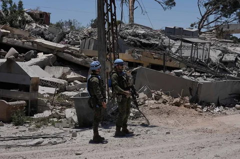 Pasukan penjaga perdamaian PBB asal Spanyol berjaga di depan rumah yang hancur akibat bentrokan antara pejuang Hizbullah dan pasukan Israel di Desa Dibbine, Lebanon tenggara, Jumat (5/6/2026).