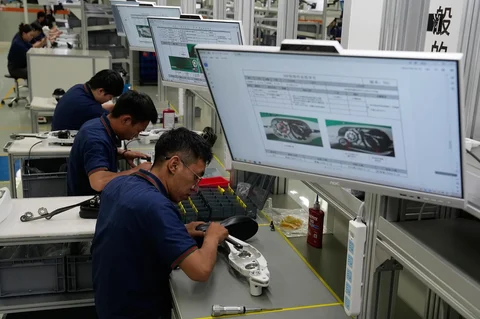 Para pekerja merakit komponen kaki robot di Pabrik Super LY iTech Beijing di Beijing E-Town di pinggiran Beijing, China (29/05/2026).
