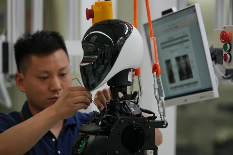 Para pekerja merakit robot di Pabrik Super LY iTech Beijing di Beijing E-Town di pinggiran Beijing, China (29/05/2026).