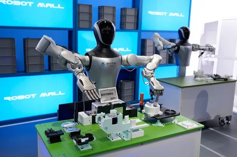 Robot-robot merakit komponen mesin di Pusat Inovasi Robotika Humanoid Beijing di Beijing E-Town di pinggiran Beijing, China (29/05/2026).