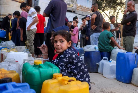 Para pengungsi perang antri menunggu mengambil air dari sebuah tangki air di kamp pengungsian di Khan Yunis di Jalur Gaza Selatan, Palestina, Sabtu (06/06/2026).