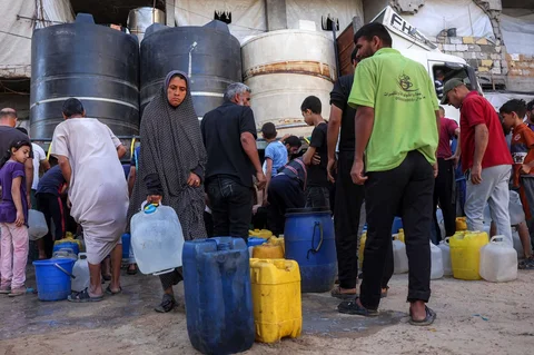 Para pengungsi perang antri menunggu mengambil air dari sebuah tangki air di kamp pengungsian di Khan Yunis di Jalur Gaza Selatan, Palestina, Sabtu (06/06/2026).