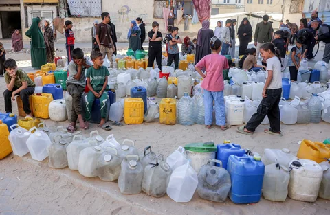 Para pengungsi perang antri menunggu mengambil air dari sebuah tangki air di kamp pengungsian di Khan Yunis di Jalur Gaza Selatan, Palestina, Sabtu (06/06/2026).
