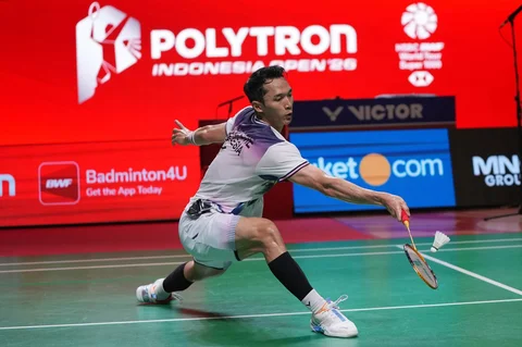 Pebulu tangkis tunggal putra Indonesia Jonatan Christie bermain melawan Panitchaphon Teeraratsakul dari Thailand pada pertandingan semifinal tunggal putra turnamen bulu tangkis Indonesia Open di Stadion Istora di Jakarta, Indonesia, Sabtu (06/06/2026).