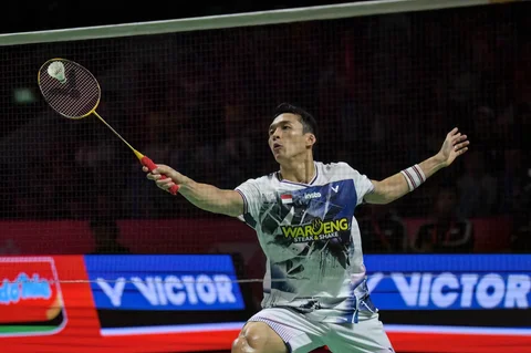 Pebulu tangkis tunggal putra Indonesia Jonatan Christie bermain melawan Panitchaphon Teeraratsakul dari Thailand pada pertandingan semifinal tunggal putra turnamen bulu tangkis Indonesia Open di Stadion Istora di Jakarta, Indonesia, Sabtu (06/06/2026).