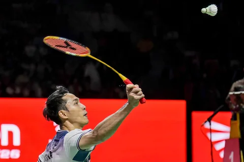 Pebulu tangkis tunggal putra Indonesia Jonatan Christie bermain melawan Panitchaphon Teeraratsakul dari Thailand pada pertandingan semifinal tunggal putra turnamen bulu tangkis Indonesia Open di Stadion Istora di Jakarta, Indonesia, Sabtu (06/06/2026).
