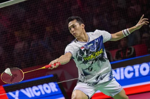 Pebulu tangkis tunggal putra Indonesia Jonatan Christie bermain melawan Panitchaphon Teeraratsakul dari Thailand pada pertandingan semifinal tunggal putra turnamen bulu tangkis Indonesia Open di Stadion Istora di Jakarta, Indonesia, Sabtu (06/06/2026).