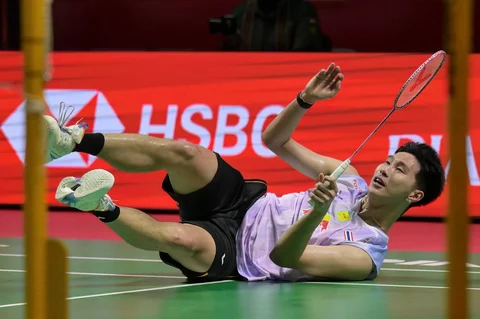 Pebulu tangkis tunggal putra Thailand  Panitchaphon Teeraratsakul terjatuh saat bermain melawan pebulu tangkis tunggal putra Indonesia Jonatan Christie dalam pertandingan semifinal tunggal putra turnamen bulu tangkis Indonesia Terbuka di Jakarta, Sabtu (06/06/2026).