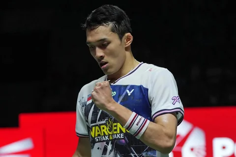 Pebulu tangkis tunggal putra Indonesia Jonatan Christie bermain melawan Panitchaphon Teeraratsakul dari Thailand pada pertandingan semifinal tunggal putra turnamen bulu tangkis Indonesia Open di Stadion Istora di Jakarta, Indonesia, Sabtu (06/06/2026).