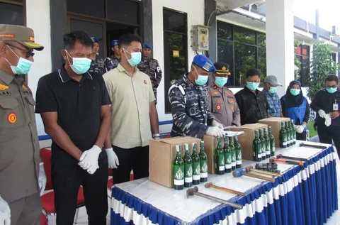 Personel Pangkalan TNI Angkatan Laut (Lanal) Morotai memusnahkan puluhan botol minuman beralkohol ilegal hasil operasi pengamanan di Markas Komando Lanal Morotai, Kabupaten Pulau Morotai, Jumat (05/06/2026)