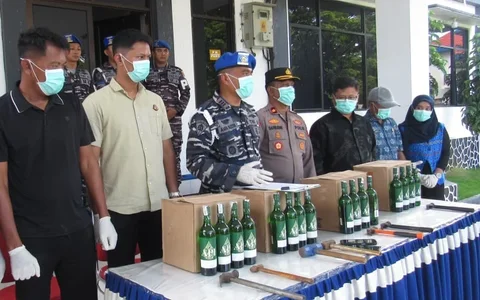 Personel Pangkalan TNI Angkatan Laut (Lanal) Morotai memusnahkan puluhan botol minuman beralkohol ilegal hasil operasi pengamanan di Markas Komando Lanal Morotai, Kabupaten Pulau Morotai, Jumat (05/06/2026)