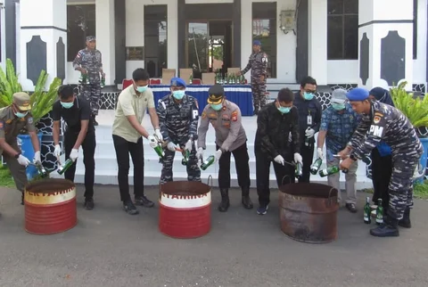 Personel Pangkalan TNI Angkatan Laut (Lanal) Morotai memusnahkan puluhan botol minuman beralkohol ilegal hasil operasi pengamanan di Markas Komando Lanal Morotai, Kabupaten Pulau Morotai, Jumat (05/06/2026)