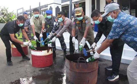 Personel Pangkalan TNI Angkatan Laut (Lanal) Morotai memusnahkan puluhan botol minuman beralkohol ilegal hasil operasi pengamanan di Markas Komando Lanal Morotai, Kabupaten Pulau Morotai, Jumat (05/06/2026)