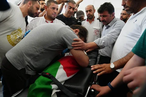 Fahd Abu Haikal, 41 tahun, memeluk jenazah putranya, Sam, bayi Palestina berusia tujuh bulan, saat prosesi pemakaman di Hebron, Tepi Barat, Sabtu (6/6/2026).
