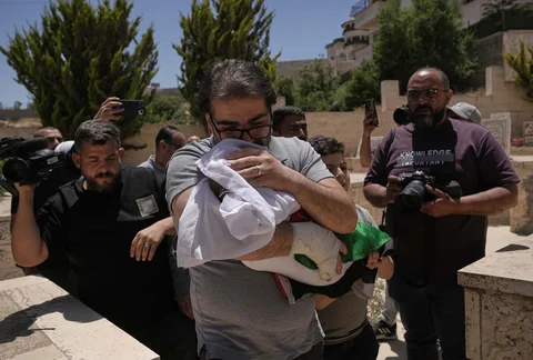 Fahd Abu Haikal, 41 tahun, memeluk jenazah putranya, Sam, bayi Palestina berusia tujuh bulan, saat prosesi pemakaman di Hebron, Tepi Barat, Sabtu (6/6/2026).