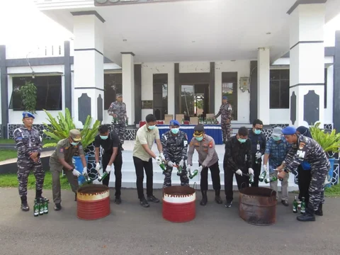 TNI AL Gagalkan Peredaran Miras Ilegal di Morotai, Langsung Dimusnahkan