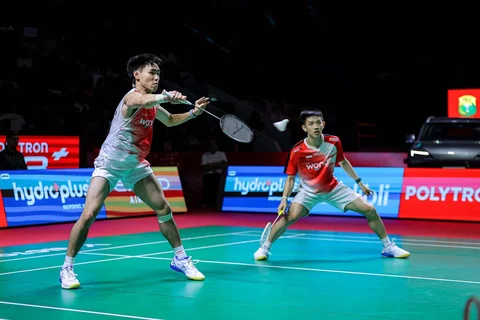 Pebulu tangkis ganda putra Indonesia Nikolaus Joaquin dan Raymond Indra mengembalikan kok ke arah ganda putra Indonesia Sabar Karyaman Gutama dan Moh Reza Pahlevi Isfahani pada babak semifinal Polytron Indonesia Open 2026 di Istora Senayan, Jakarta, Sabtu (6/6/2026).