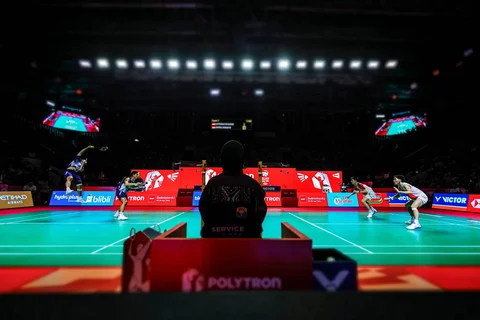Pebulu tangkis ganda putra Indonesia Nikolaus Joaquin dan Raymond Indra saat bertanding melawan  ganda putra Indonesia Sabar Karyaman Gutama dan Moh Reza Pahlevi Isfahani pada babak semifinal Polytron Indonesia Open 2026 di Istora Senayan, Jakarta, Sabtu (6/6/2026).