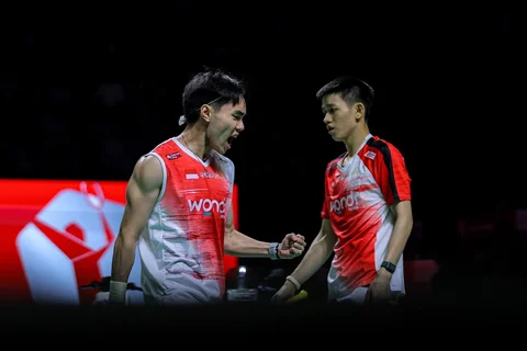 Pebulu tangkis ganda putra Indonesia Nikolaus Joaquin dan Raymond Indra saat bertanding ganda putra Indonesia Sabar Karyaman Gutama dan Moh Reza Pahlevi Isfahani pada babak semifinal Polytron Indonesia Open 2026 di Istora Senayan, Jakarta, Sabtu (6/6/2026).