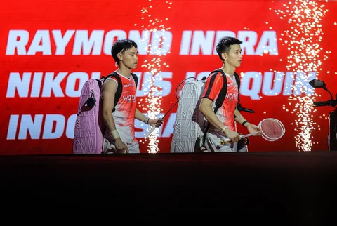 Pebulu tangkis ganda putra Indonesia Nikolaus Joaquin dan Raymond Indra usai bertanding ganda putra Indonesia Sabar Karyaman Gutama dan Moh Reza Pahlevi Isfahani pada babak semifinal Polytron Indonesia Open 2026 di Istora Senayan, Jakarta, Sabtu (6/6/2026).