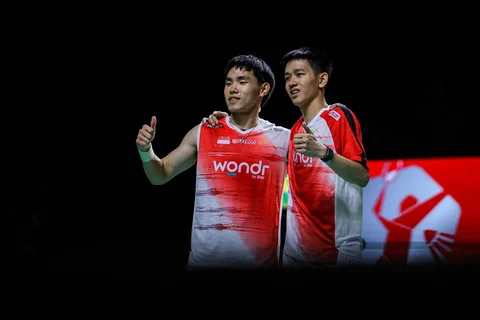 Pebulu tangkis ganda putra Indonesia Nikolaus Joaquin dan Raymond Indra usai bertanding ganda putra Indonesia Sabar Karyaman Gutama dan Moh Reza Pahlevi Isfahani pada babak semifinal Polytron Indonesia Open 2026 di Istora Senayan, Jakarta, Sabtu (6/6/2026).