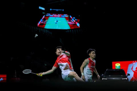 Pebulu tangkis ganda putra Indonesia Nikolaus Joaquin dan Raymond Indra mengembalikan kok ke arah ganda putra Indonesia Sabar Karyaman Gutama dan Moh Reza Pahlevi Isfahani pada babak semifinal Polytron Indonesia Open 2026 di Istora Senayan, Jakarta, Sabtu (6/6/2026).
