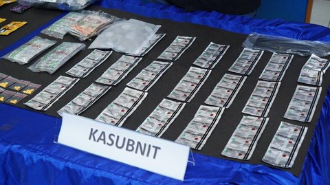 Jumpa pers Satuan Reserse Narkoba Polres Metro Jakarta Utara soal Vape Etomidate yang Diedarkan di Alexa Suites