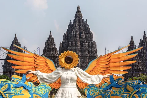 Instalasi seni fiberglass setinggi sembilan meter berjudul "Sunflower Angel", karya seniman lokal Arrofi Ramadhan, dipamerkan di kawasan Candi Prambanan di Sleman, Yogyakarta, Sabtu (6/6/2026).