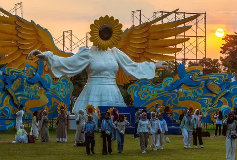 Pengunjung menyaksikan instalasi seni fiberglass setinggi sembilan meter berjudul "Sunflower Angel", karya seniman lokal Arrofi Ramadhan, dipamerkan di kawasan Candi Prambanan di Sleman, Yogyakarta, Sabtu (6/6/2026).