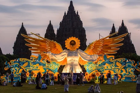 Pengunjung menyaksikan instalasi seni fiberglass setinggi sembilan meter berjudul "Sunflower Angel", karya seniman lokal Arrofi Ramadhan, dipamerkan di kawasan Candi Prambanan di Sleman, Yogyakarta, Sabtu (6/6/2026).