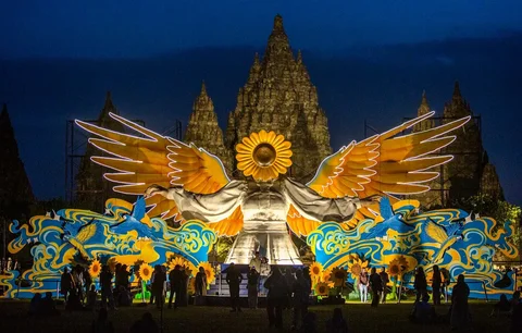 Pengunjung menyaksikan instalasi seni fiberglass setinggi sembilan meter berjudul "Sunflower Angel", karya seniman lokal Arrofi Ramadhan, dipamerkan di kawasan Candi Prambanan di Sleman, Yogyakarta, Sabtu (6/6/2026).