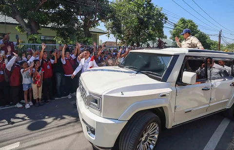 Presiden Prabowo Subianto meninjau Sekolah Rakyat Menengah Pertama (SRMP) 17 Tabanan di Kabupaten Tabanan, Bali, Minggu (7/6/2026).