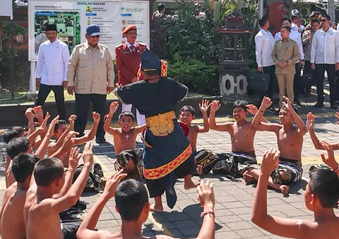 Presiden Prabowo Subianto meninjau Sekolah Rakyat Menengah Pertama (SRMP) 17 Tabanan di Kabupaten Tabanan, Bali, Minggu (7/6/2026).