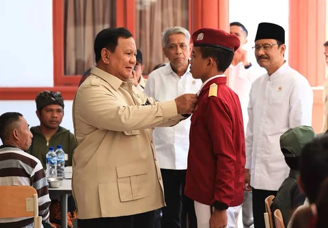 Presiden Prabowo Subianto meninjau Sekolah Rakyat Menengah Pertama (SRMP) 17 Tabanan di Kabupaten Tabanan, Bali, Minggu (7/6/2026).