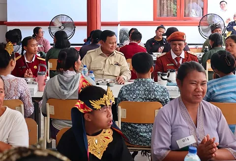 Presiden Prabowo Subianto makan siang bersama murid-murid Sekolah Rakyat Menengah Pertama (SRMP) 17 Tabanan di Kabupaten Tabanan, Bali, Minggu (07/06/2026).