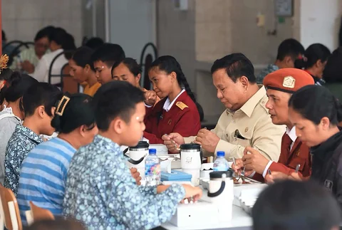 Presiden Prabowo Subianto makan siang bersama murid-murid Sekolah Rakyat Menengah Pertama (SRMP) 17 Tabanan di Kabupaten Tabanan, Bali, Minggu (07/06/2026).