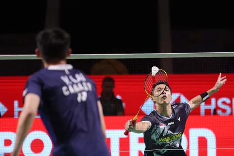 Pebulu tangkis tunggal putra Indonesia Jonatan Christie  saat bertanding melawan  tunggal putra Kanada Victor Lai pada final Polytron Indonesia Open 2026 di Istora Senayan, Jakarta, Minggu (7/6/2026).